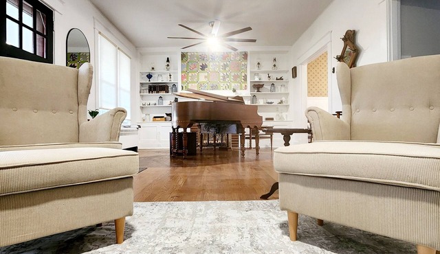 Mayor's Family House Hot Tub, Piano & 2 Kitchens - 5 Minutes to Ark - Sleeps 16+