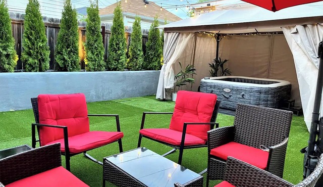 Mayors Manor, Zen Garden Oasis, Hot Tub & Sauna in Central Chicago, 8-12 guests