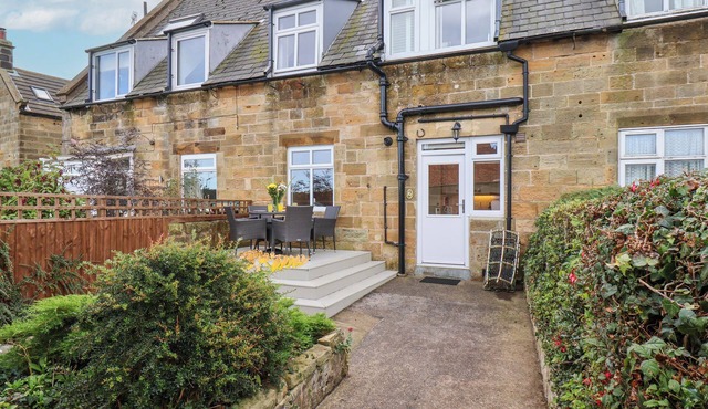 MAYPOLE COTTAGE, family friendly, with a garden in Fylingthorpe