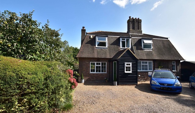 Maytham Cottage is a family & dog friendly holiday cottage