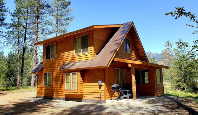 Mazama Mountain Hideaway is waiting to be your basecamp for fun! Now with A/C!