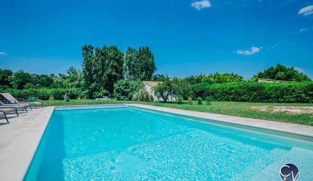 Mazet au calme -Piscine privée-Grand jardin arboré