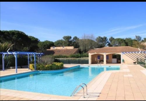 Mazet avec piscine dans le Var Le Mirabilis