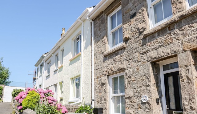 MAZEY COTTAGE, pet friendly, country holiday cottage in Penzance