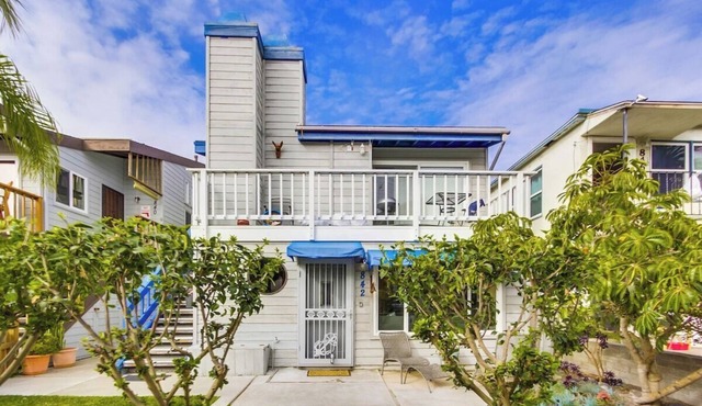 MB Bungalow steps to the bay for pets with bikes