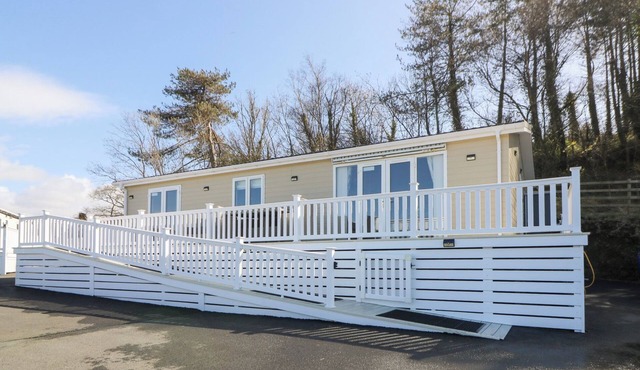 MCAULIFFE LODGE, family friendly, luxury holiday cottage in Borth