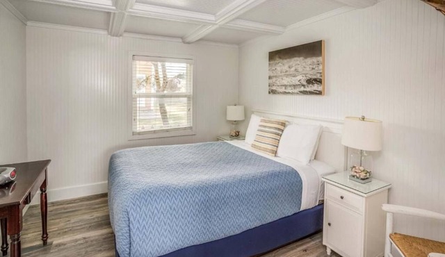 McBee Cottage - Grand Queen with Kitchenette at Cannon Beach Hotel Collection