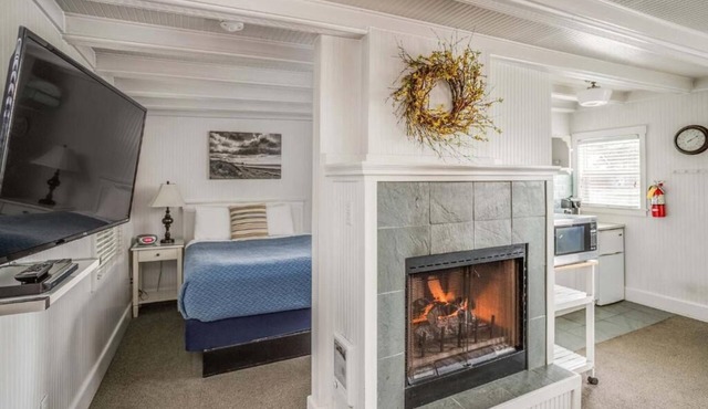 McBee Cottage - Standard Queen Room with Kitchenette and Beach Access!