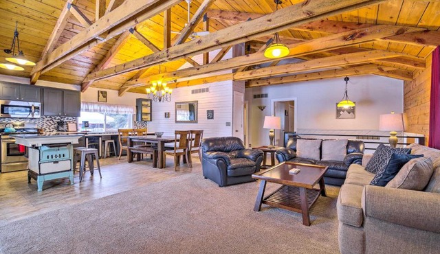 McCall Retreat with Hot Tub - half Mi to Downtown!