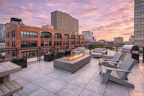McCormick Place 2BR Oasis with Optional Parking, Patio, Gym for up to 6 guests Near Museum Campus, Grant Park & Soldier Field