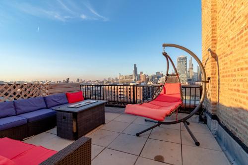 McCormick Place 3BR Luxury Penthouse Duplex with Personal Rooftop and Optional Parking for 8 guests in Chicago South Loop