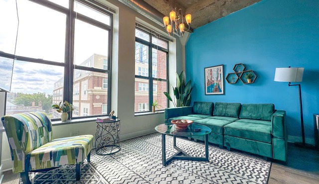 McCormick Place city view 2br/2ba with optional parking for up to 8 guests