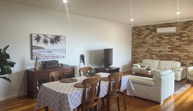 MCCrae Beach House A Perfect Relaxing Getaway Only 900m to Beach & Amenities.