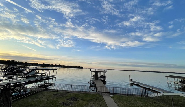 McDonald Manor at Cedar Creek Lake| Modern Lakefront Getaway