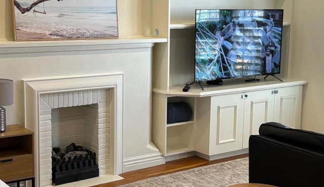 MCG/Rod Laver minutes away! Roof-top apartment with city and garden views