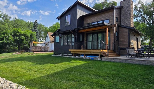 McHenry Riverside Retreat – Comfort & Relaxation