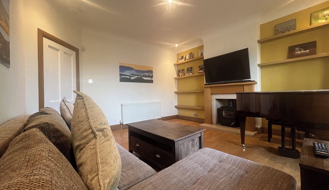 MCLAREN HOUSE, pet friendly, with a garden in Stirling