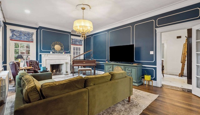 McLean Manor w/2 Hot Tubs & Guest House