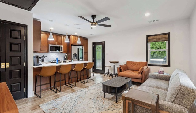 McLean Manor w/Hot Tub (Guest House)