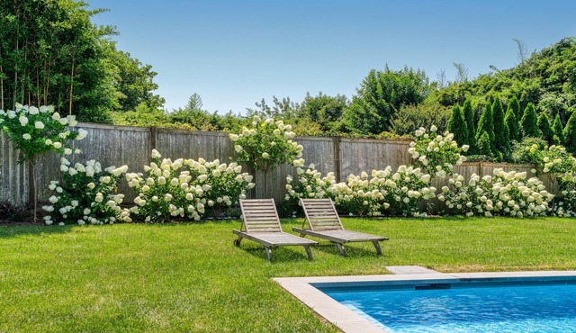 MCM Beach house in exclusive Amagansett dunes minutes from beach path