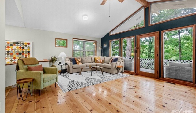 MCM Lakehouse - Direct Lake Access - Sleeps 8