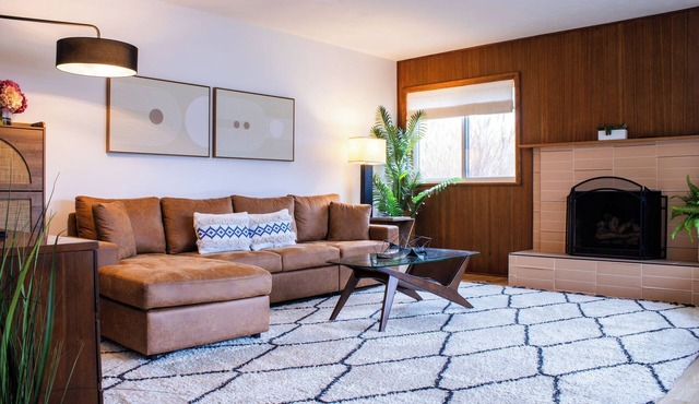 MCM Oasis,Hot tub,Golf Putting green, fire pit table, enclosed tramp, large goal