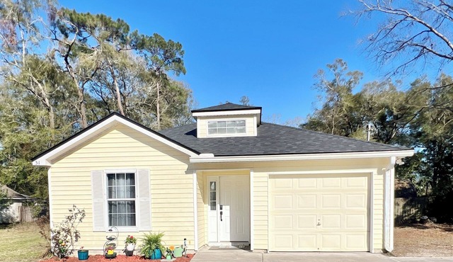 McMahon's Tail-Waggin' Retreat in the Heart of Crawfordville with AC, Fenced.