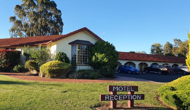 McNevins Warwick Motel