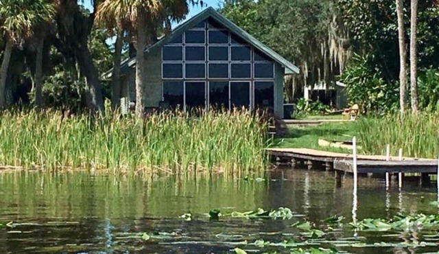 McRobinstone Lakehouse - perfect mid century getaway on sleepy Lake Pierce