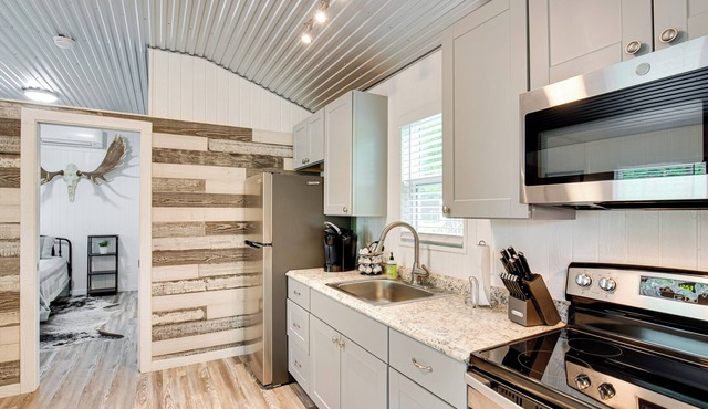 Mead Cabin: 2 Blocks to Willow Springs Marina