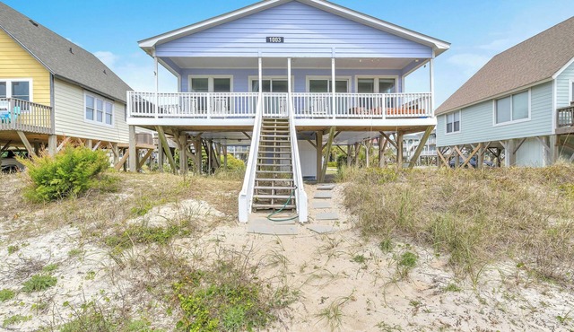 Mead Us At The Pier: Oceanfront Beach Cottage Near Oak Island Fishing Pier