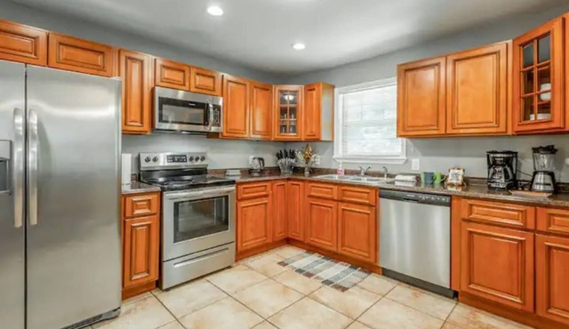 Meade Manor - 3bd-2bth - 2000+sf - Central Location - Quiet street - Game Room