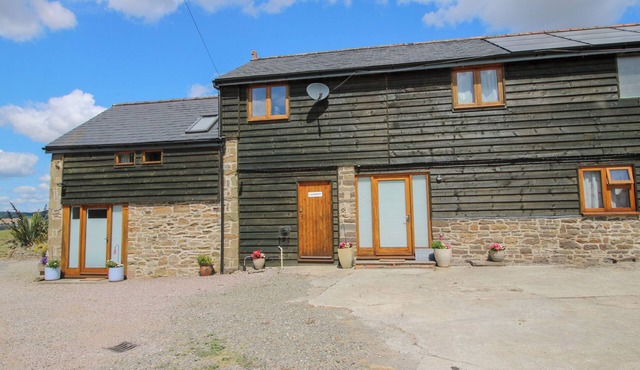 MEADOW BARN, character holiday cottage, with hot tub in Aston On Clun