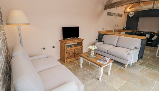 MEADOW BARN, pet friendly, character holiday cottage in Leominster