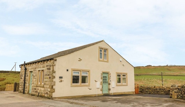 MEADOW COTTAGE, family friendly, with a garden in Cowling