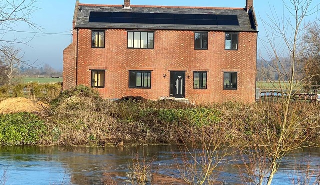 Meadow Cottage, Luxury Eco House, on River Island, sleeping 8