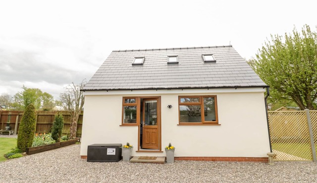 MEADOW COTTAGE, pet friendly, luxury holiday cottage in Broadway