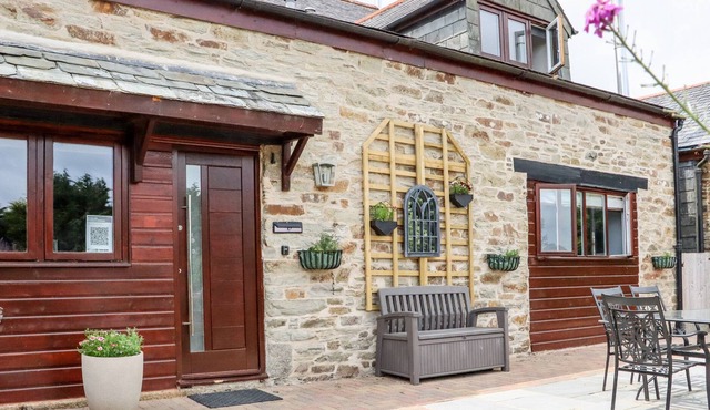 MEADOW COTTAGE, pet friendly, with open fire in East Taphouse