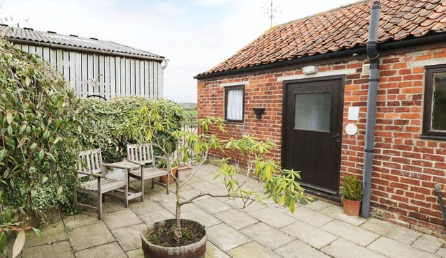 MEADOW COTTAGE, pet friendly, with open fire in Kirkbymoorside