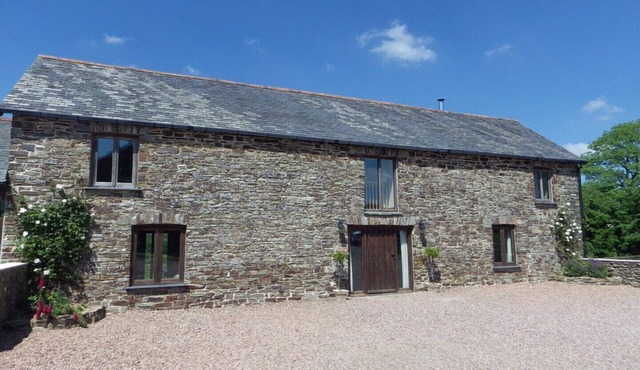 Meadow Cottage (Sleeps 8/9. 4 Bedrooms) Indoor heated pool and fishing lake