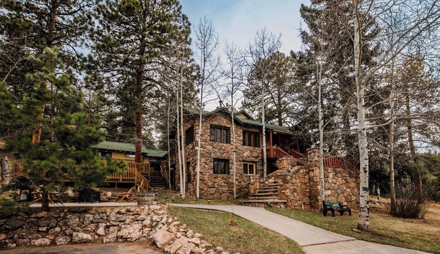 Meadow Creek Lodge: Historic Hillside Retreat