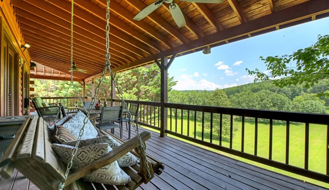 Meadow Creek - Pet-friendly retreat with rambling creek, hot tub, fire-pit, WiFi, and sprawling manicured meadow land for serene relaxation