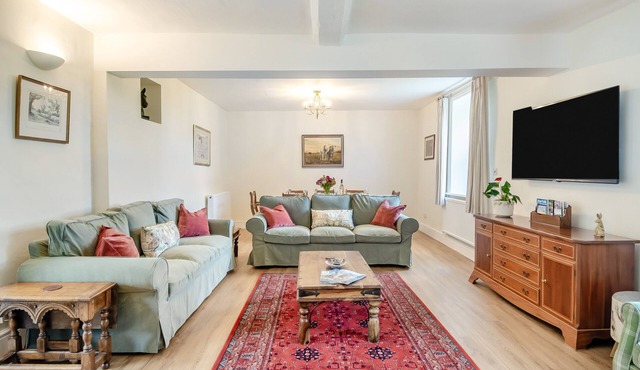 Meadow Farmhouse - Five Bedroom House, Sleeps 10