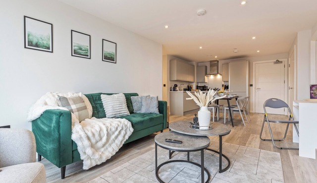 Meadow Haven 2 Bed 2 Bath, On-Street Park, Netflix