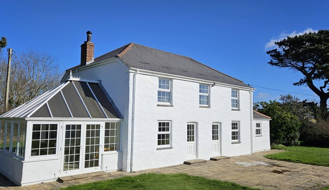 Meadow House - a cottage that sleeps 6 guests in 3 bedrooms