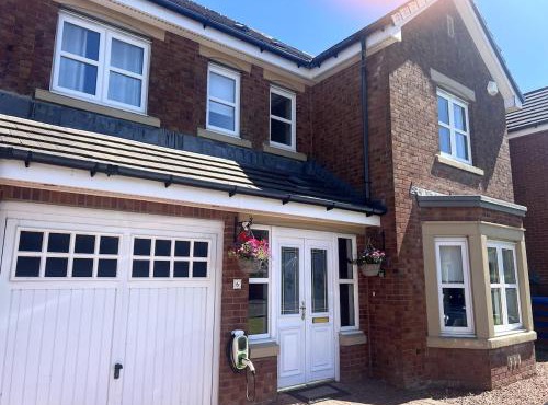 Meadow House- Driveway Parking and Fireplace
