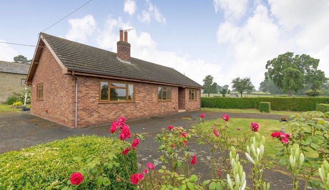 MEADOW LEA, family friendly, with a garden in Orleton