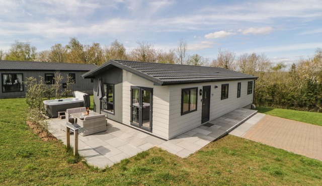 MEADOW LODGE, pet friendly, luxury holiday cottage in Lifton