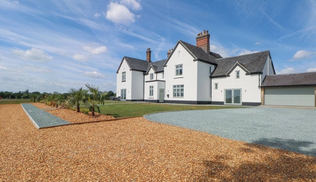 MEADOW MANOR AND SPA, pet friendly, luxury holiday cottage in Wem