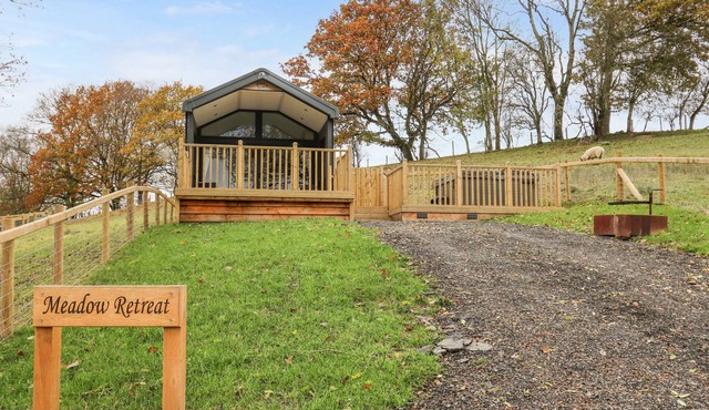 MEADOW RETREAT, character holiday cottage, with hot tub in Rhayader